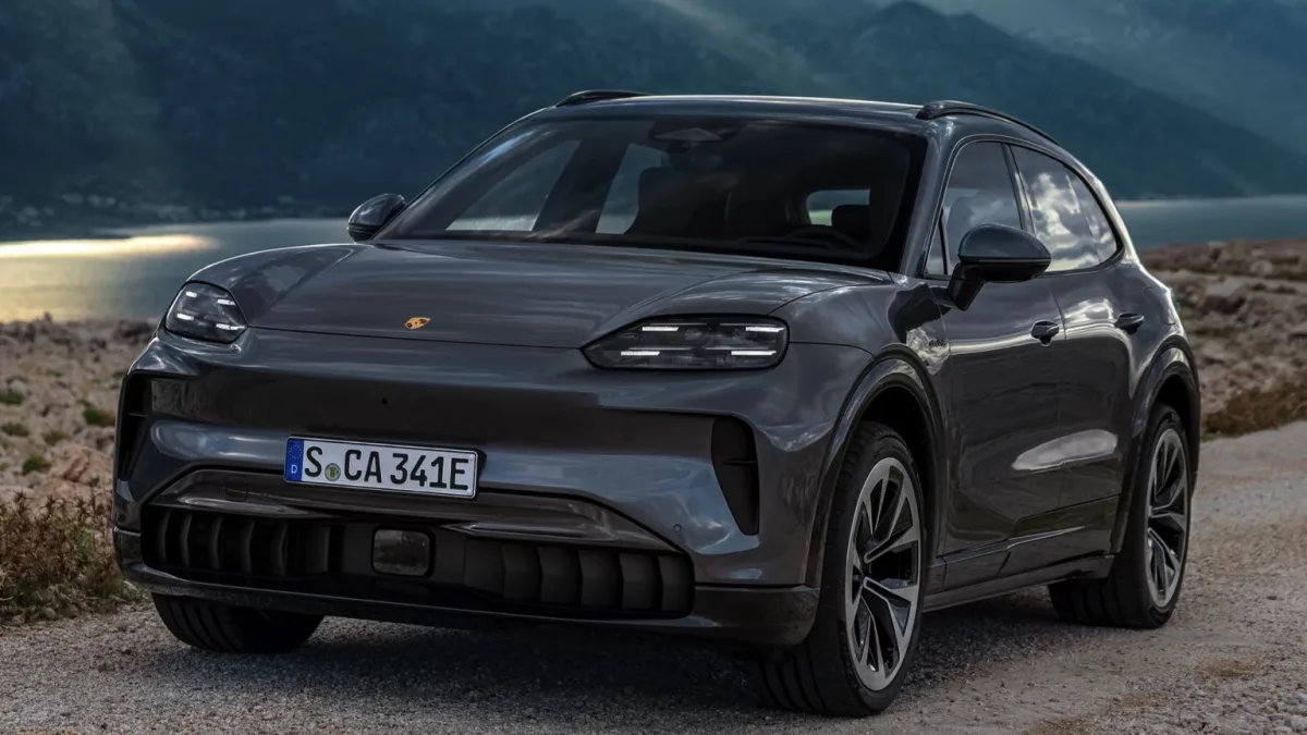 Porsche Cayenne на фоне европейского города — выбор поставщика для импорта